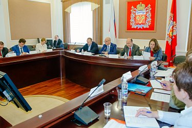 Оклады специалистов по опеке и попечительству несовершеннолетних вырастут с 1 октября